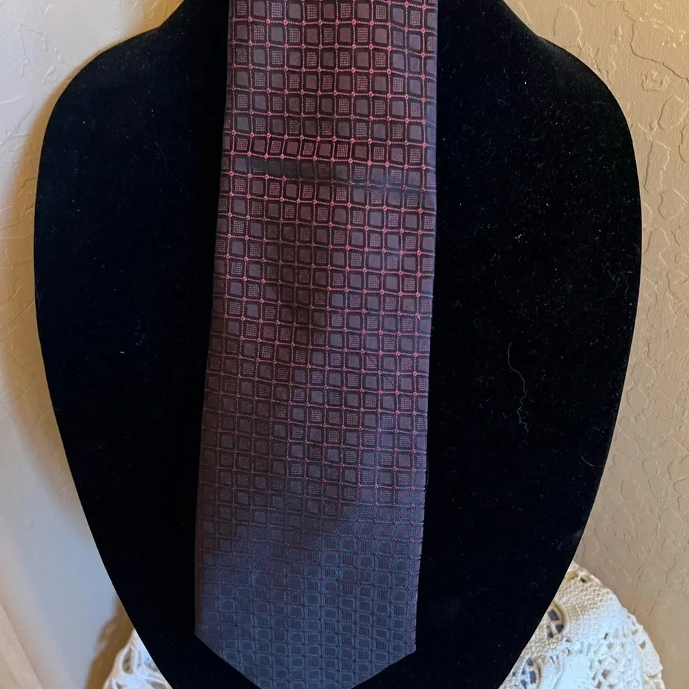Harve' Benard by Benard Holtzman 100% pure hand-sewn silk Tie